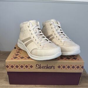 Skechers Boots Size 8 Beige Wide Fit Women’s Everyday Crush Faux Fur Lace-up
